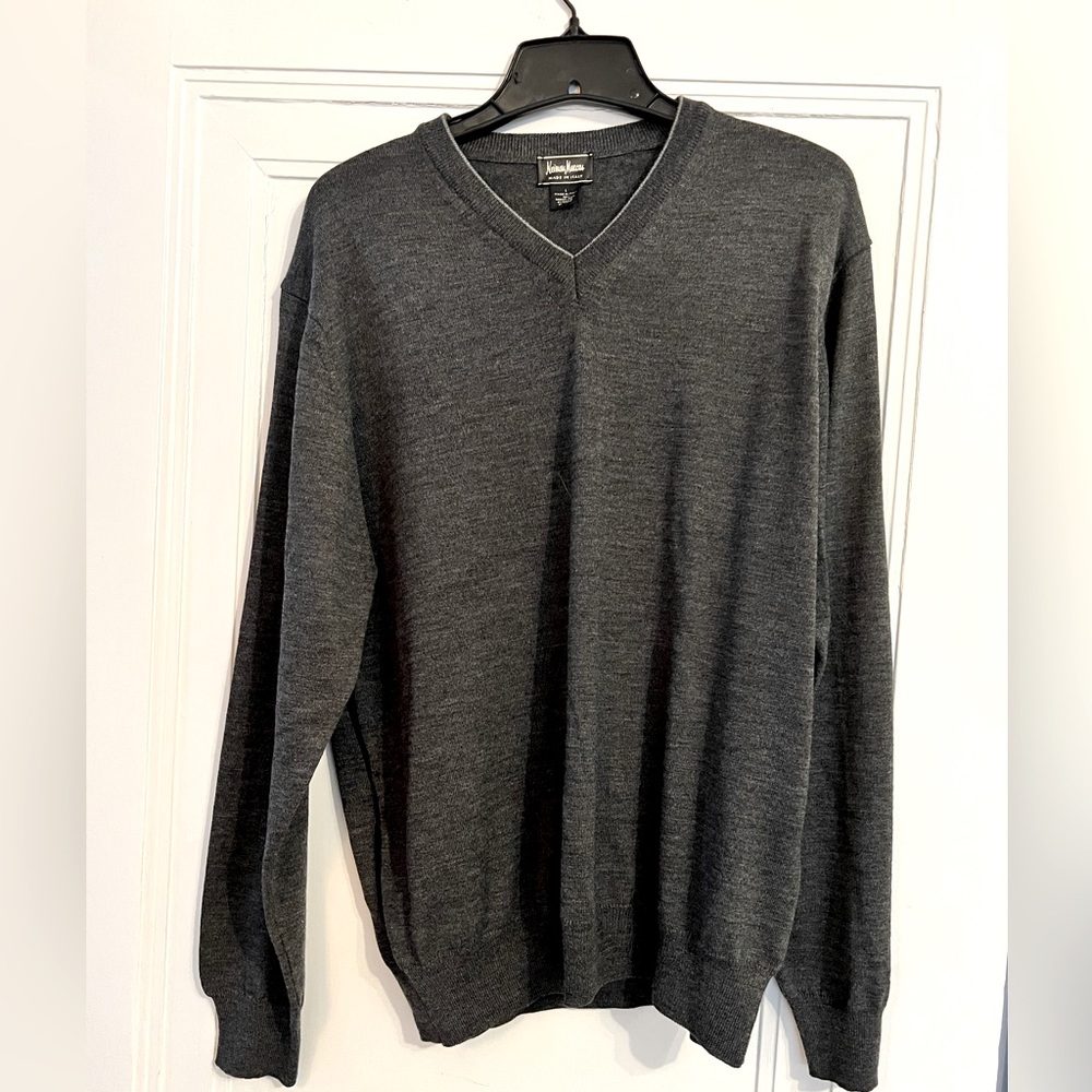~Men's Neiman Marcus Gray V-Neck Sweater *Nice* MSRP: $298+tax